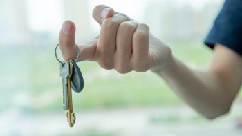 Фотография к новости: Ластаев: Сот шешімінсіз тұрғын үйден айыруға да, баспанадан шығаруға да жол берілмейді