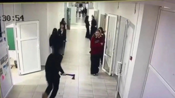 Фотография к новости: Құлсарыда балтамен сыныптастарына шабуыл жасаған жасөспірім мектепке қайта оралды