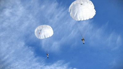 200-ге жуық сарбаз алғаш рет парашютпен секірді