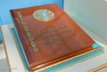 Фотография к новости: Конституцияда ұлттық валюта атауы екі тілде бірдей "теңге" деп көрсетіледі