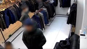 Фотография к новости: Дүкеннен қымбат күртешені "киіп шыққан" азамат жауапқа тартылды