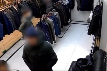 Фотография к новости: Дүкеннен қымбат күртешені "киіп шыққан" азамат жауапқа тартылды