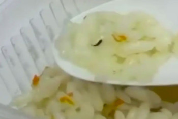 Фотография к новости: Қарағанды ауруханасында балаларға берілген астан жәндіктер шықты