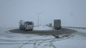 Фотография к новости: Қыс ызғары күшейді: Жамбылда 500-ге жуық жүк көлігі жолда қалды