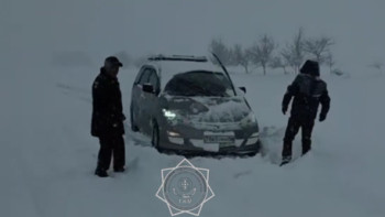 Фотография к новости: Жамбыл облысында қар құрсауында қалған 12 көлік шығарылды