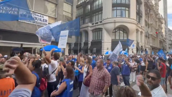 Фотография к новости: Буэнос-Айресте еңбек реформасына қарсы мыңдаған адам наразылыққа шықты