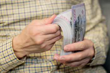 Лудоман-бухгалтер 100 миллионнан астам қаржыны бәс тігуге және жаңа көлікке жұмсаған