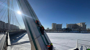 Фотография к новости: Астанада ер адам көпірден секірмек болды