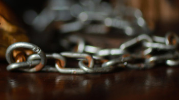 Фотография к новости: Алматыда итті көлікке шынжырмен байлап, өлімші етіп сүйреткен