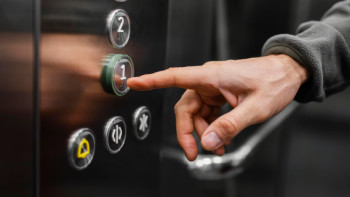 Фотография к новости: Астанада екі жасөспірім лифт ішінде қалып қойған