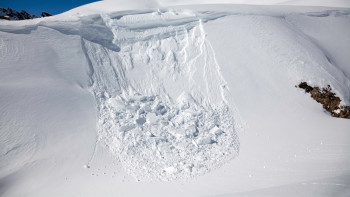 Фотография к новости: Шымбұлақ маңында қар көшкіні астында қалған адам құтқарылды