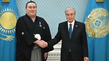 Фотография к новости: Тоқаев сумошы Ерсін Балтағұлды «Барыс» орденімен марапаттады