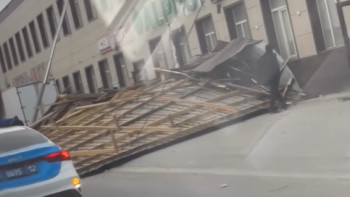 Фотография к новости: Маңғыстауда қатты жел сауда орталығының шатырын ұшырып әкетті