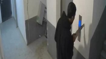 Фотография к новости: Түнгі дүрбелең: Атырауда ағаш кесетін арамен жүрген ер адам тұрғындарды шошытты