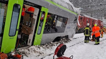 Фотография к новости: Зардап шеккендер бар: Швейцарияда пойыз рельстен шығып кетті