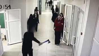 Фотография к новости: Полиция мектепте балта алып жүгірген оқушыға қатысты мәлімдеме жасады