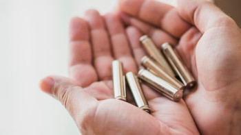 Фотография к новости: Ұлыбританияда депортациядан қашқан мигрант батарея жұтып қойды