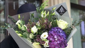 Фотография к новости: Әйелдің кеудесіне қол тигізген: Гүл жеткізген курьерге айып тағылды