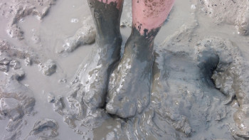 Фотография к новости: Алматыда аудандардың бірінде әйел мен балалар батпаққа батып, жолда жүре алмай қалған