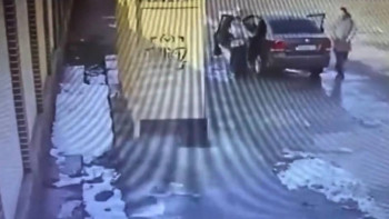 Фотография к новости: Үнсіз өтіп кете алмады: 13 жасар қызды қаскөйлерден аман алып қалған ер адамға құрмет көрсетілді