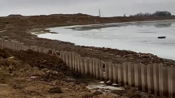 Фотография к новости: 7 млрд теңге және тасқын қаупі: Атырау облысында аяқталмаған дамбы тұрғындарды алаңдатып отыр