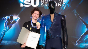 Фотография к новости: Михаил Шайдоров костюмін Олимпиада музейіне тапсырды