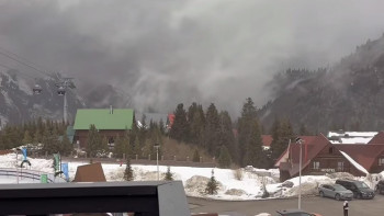 Фотография к новости: Алматыда қатты жел соғып, қоршауларды ұшырып әкетті