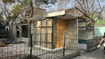 Фотография к новости: Алматыда заңсыз нысан бұзылды