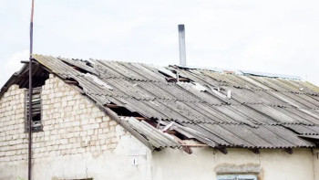 Фотография к новости: Жамбыл облысында қатты дауыл 25 үйдің шатырын зақымдады