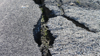Фотография к новости: Шымкентте жаңбырдан кейін асфальт опырылып, жер астындағы құбыр жарылды