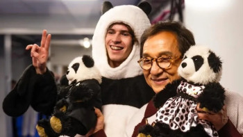 Фотография к новости: Мұз үстіндегі панда: Михаил Шайдоровты Джеки Чан құттықтады