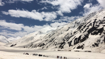 Фотография к новости: Шайтанкөл шатқалында қарда жүретін көлікпен жүрген туристер тұрып қалды