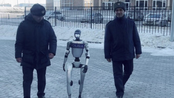 Фотография к новости: Роботтар ақтөбелік оқушыларға қауіпсіздік ережелерін үйретті