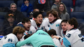 Фотография к новости: 66 жылда алғаш рет: Қазақстан хоккейшілері Канадада топ жарды