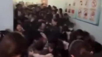 Фотография к новости: Ақтауда мектеп дәлізінде оқушылар бір-бірін таптап кете жаздады: Оқиға видеоға түсіп қалды