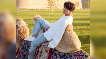 Фотография к новости: Димаш Құдайбергеннің түйемен түскен жаңа суреттері жанкүйерлерді таңдандырды