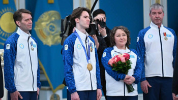 Фотография к новости: Тоқаев Михаил Шайдоровтың әкесі мен бапкеріне алғыс айтты