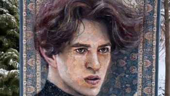 Фотография к новости: Қазақ суретшісі кілемге Михаил Шайдоровтың суретін салды