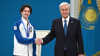 Фотография к новости: Денис Теннің жолын жалғаған чемпион: Президент Михаил Шайдоровты марапаттады