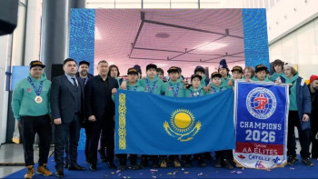 Фотография к новости: Канадада топ жарып, алтын алған астаналық жас хоккейшілер елге оралды