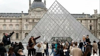 Фотография к новости: "Ғасыр ұрлығы" Лувр директорын ауыстырды