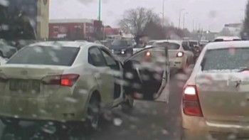 Фотография к новости: Ақтөбеде жүргізушілер жол ортасында төбелесті