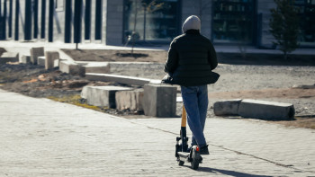 Фотография к новости: Самокаттарды тротуардан ығыстырады: Қазақстанда 1 шілдеден бастап қатаң ережелер енгізіледі