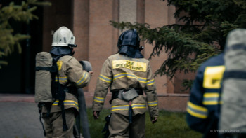 Фотография к новости: Атырауда көпқабаттағы үйдегі өрттен 7 адам құтқарылды