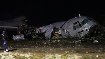 Фотография к новости: Боливияда ақша тиелген ұшақ адам көп жүретін тасжолға құлады