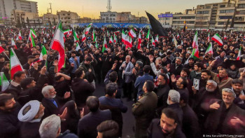 Фотография к новости: Тегеранда жоғарғы рухани көсемінің өлімінен кейін мыңдаған адам алаңға шықты