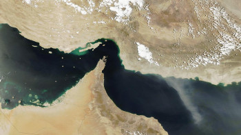 Фотография к новости: Иран Ормуз бұғазы арқылы өтетін кемелерге ескерту жасады