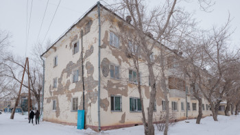 Фотография к новости: Плитадағы тесіктер мен дымқылданған қабырға: Астанада ескі тұрғын үй апатты деп танылмай отыр