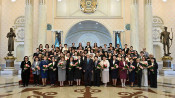 Фотография к новости: Мемлекет басшысы ел дамуына сүбелі үлес қосқан әйелдерді марапаттады