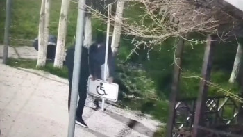 Фотография к новости: Шымкентте жол белгісін сындырған екі жігіт ұсталды